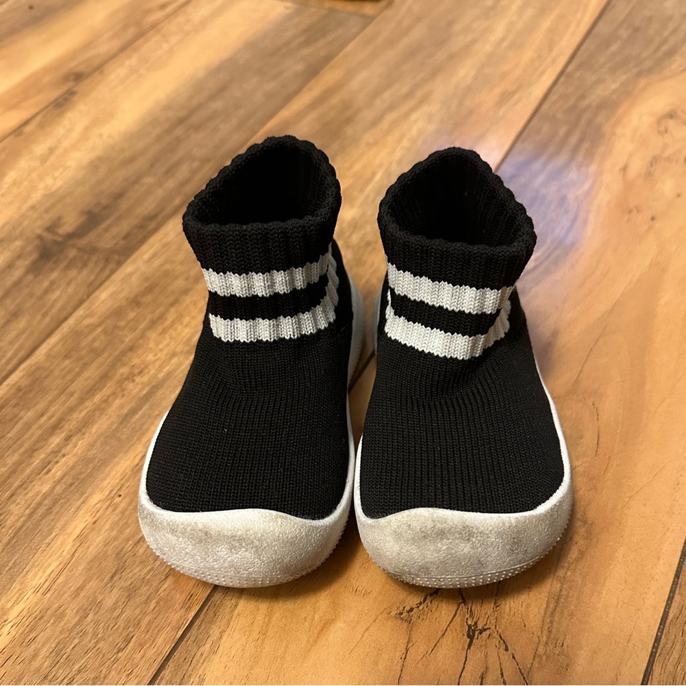 Black toddler slip on sneaker shoes size 5
